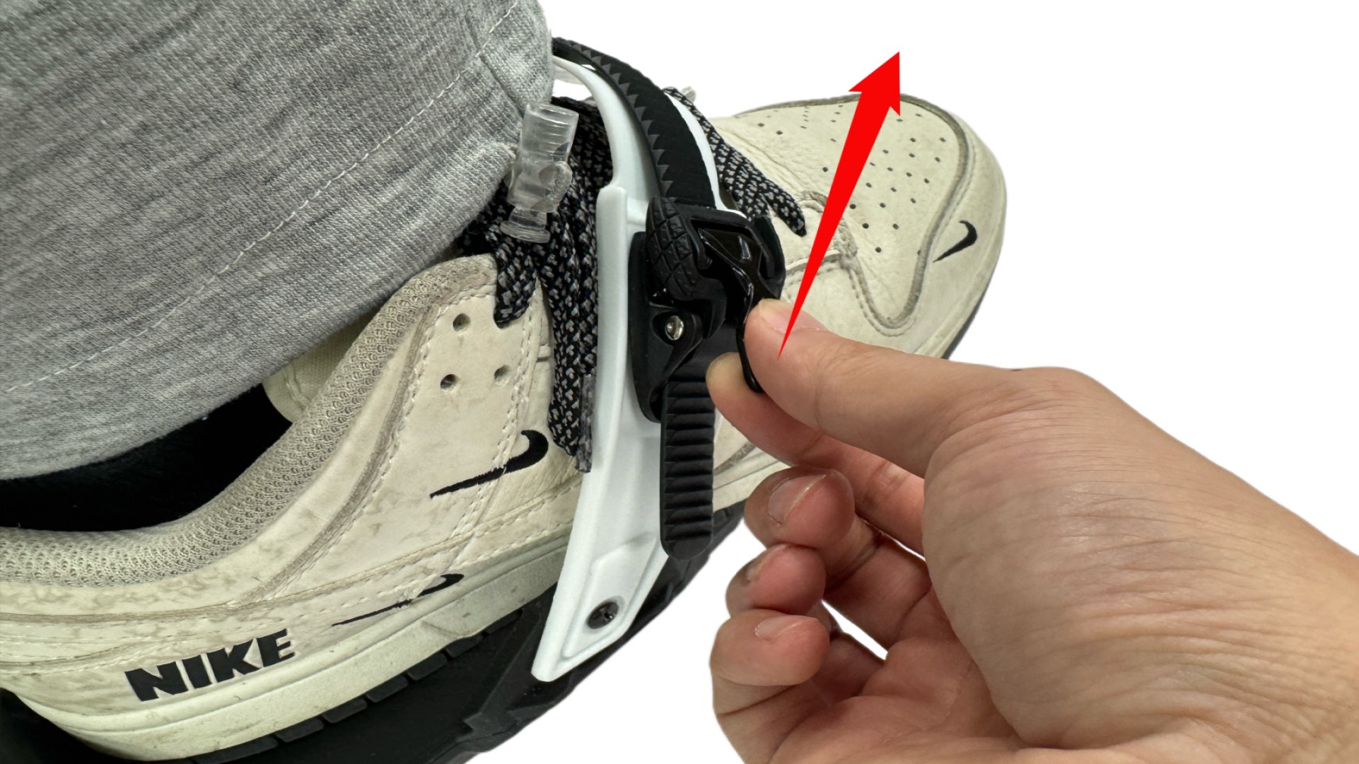 向上扳动方块扣示意图