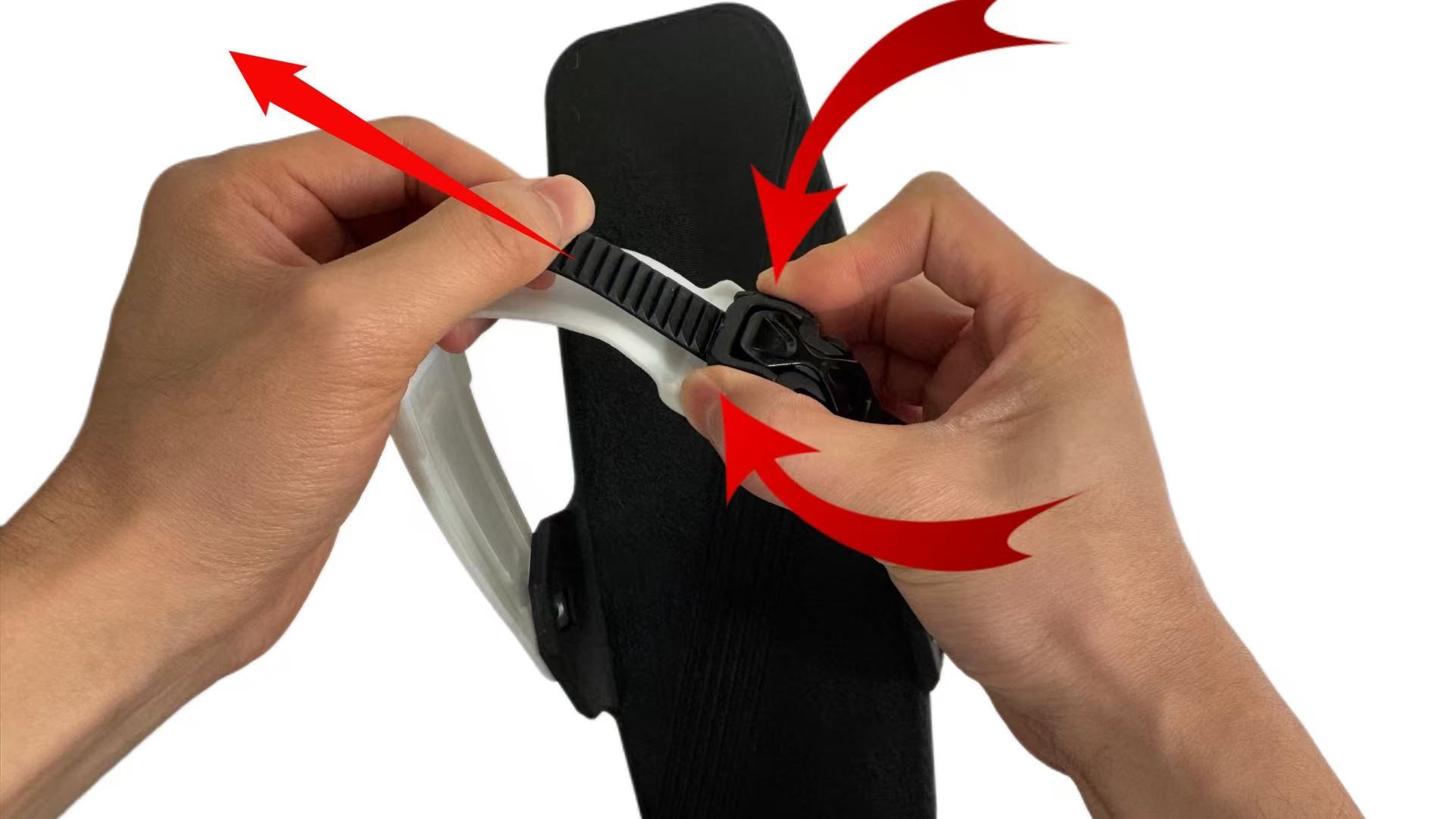 按压卡扣拔出扣带示意图